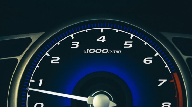 black and blue analog speedometer